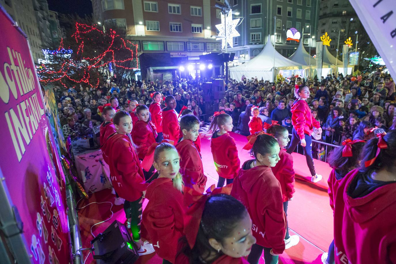 Padres y niños llenaron la Plaza del Ayuntamiento.