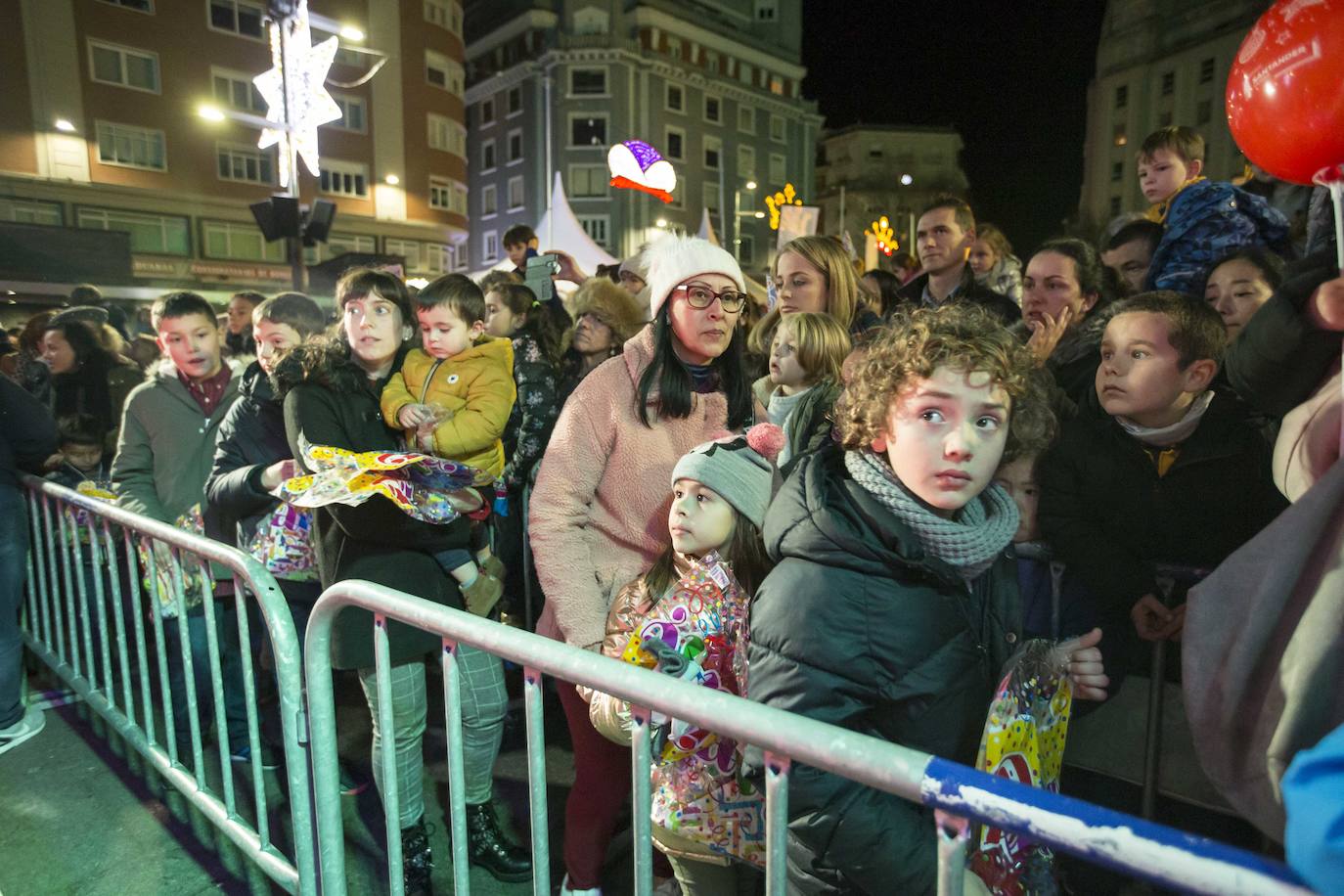 Padres y niños llenaron la Plaza del Ayuntamiento.