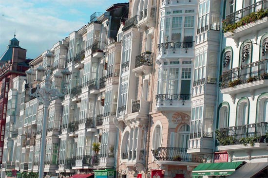 Casas del paseo marítimo de Castro Urdiales.