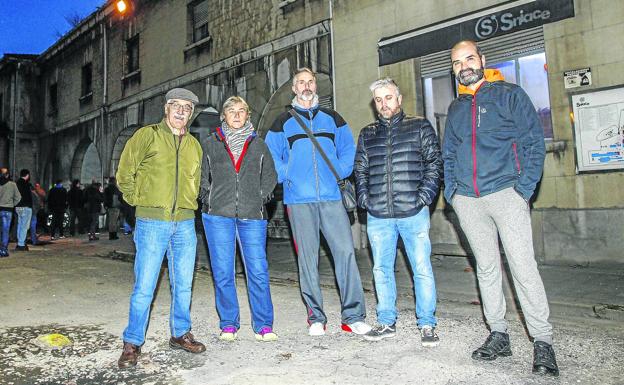 De izquierda a derecha, Genaro González, Loli López, Isidro Sánchez, Fernando Oreña y Sergio Revuelta, a las puertas del complejo fabril de Sniace.