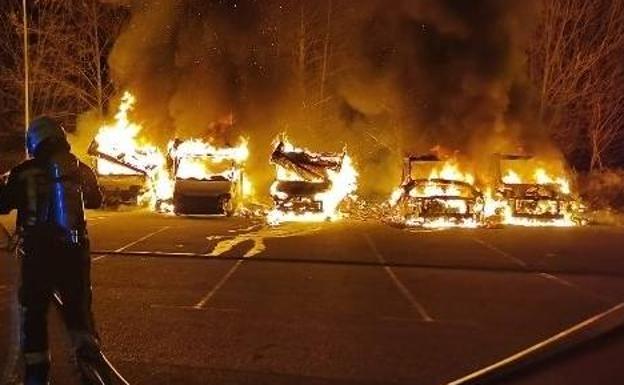 Calcinadas cinco autocaravanas y un coche bajo custodia judicial en el polígono de Morero