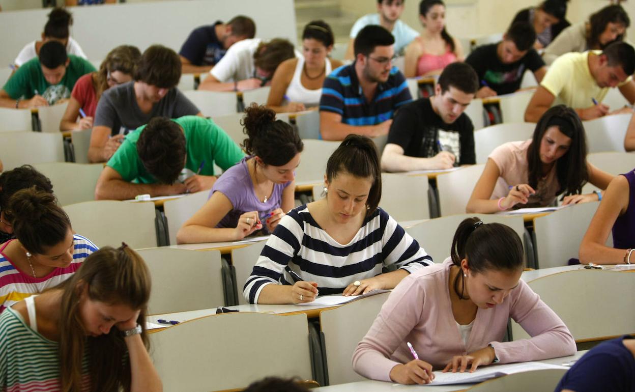 Un grupo de alumnos gaditanos realiza uno de los exámenes de las pruebas de acceso a la universidad.