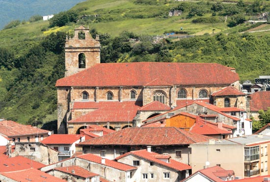 Iglesia de Santa María de la Asunción, Monumento Artístico Nacional desde 1931.