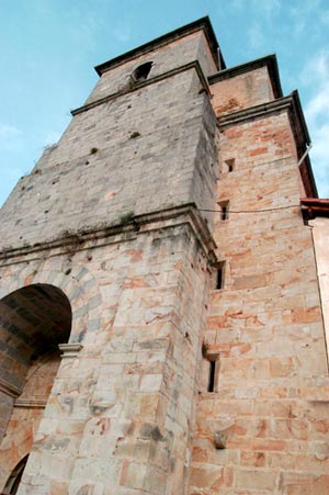 Iglesia parroquial de Santa María de Llovera, en Otañes.