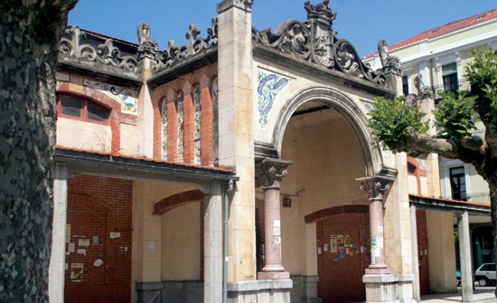 Imagen secundaria 1 - Vista de la Casa de las Cuatro Témporas. Mercado de abastos, de Eladio Laredo. Escuelas del Doctor Velasco, sede de los Cursos de Verano de la Universidad de Cantabria.