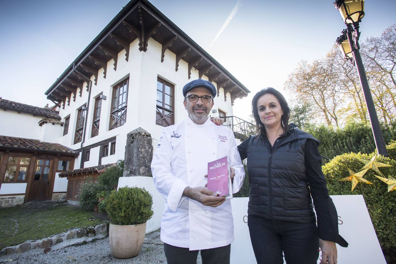 Jesús Sánchez y Marián Martínez, del Cenador de Amós, a su llegada a Villaverde de Pontones tras recibir la tercera estrella Michelin