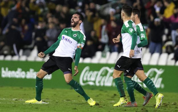 Figueras, el segundo capitán del equipo (Crespo, el primero no ha jugado aún en Liga), celebra un gol esta temporada. 