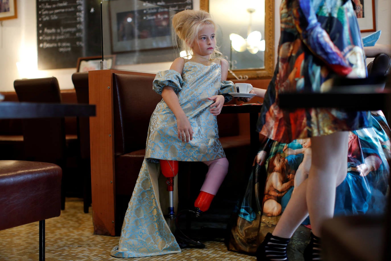 La modelo Daisy-May Demetre, de 9 años y con las piernas amputadas, es fotografiada un día antes de participar en el desfile de la marca de ropa infantil de lujo Lulu et Gigi en la Semana de la Moda de París, Francia.