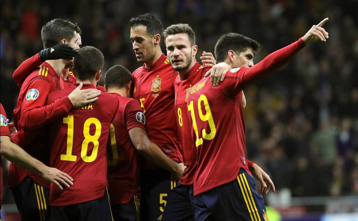 Gerard Moreno celebra uno de los goles de la selección española durante el partido de la fase de clasificación ante Rumanía. 