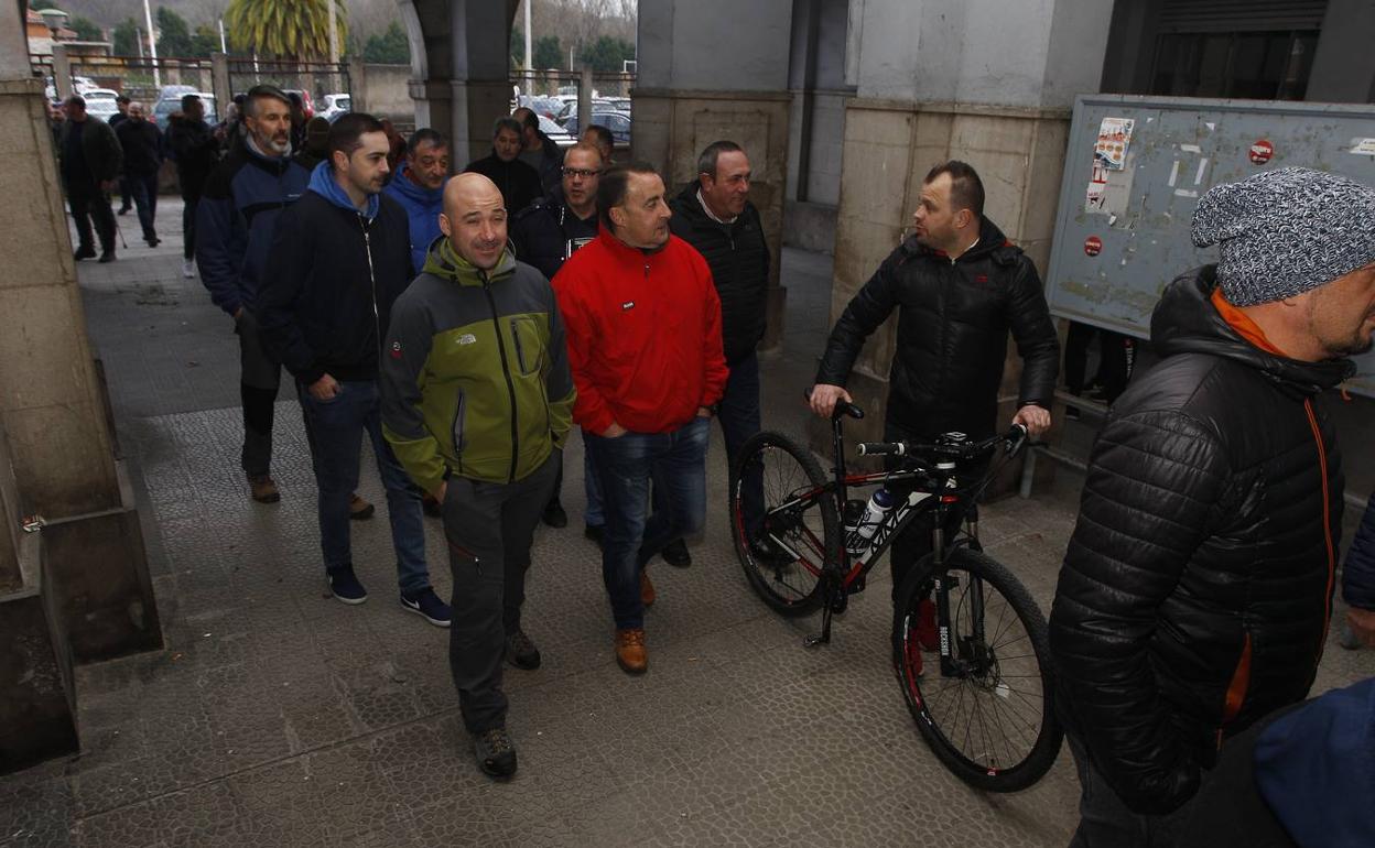 Trabajadores que este jueves se han manifestado contra la dirección de Sniace