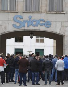 Imagen secundaria 2 - Los trabajadores de Sniace se concentran para mostrar su «malestar» y «escepticismo» en las negociaciones del ERTE