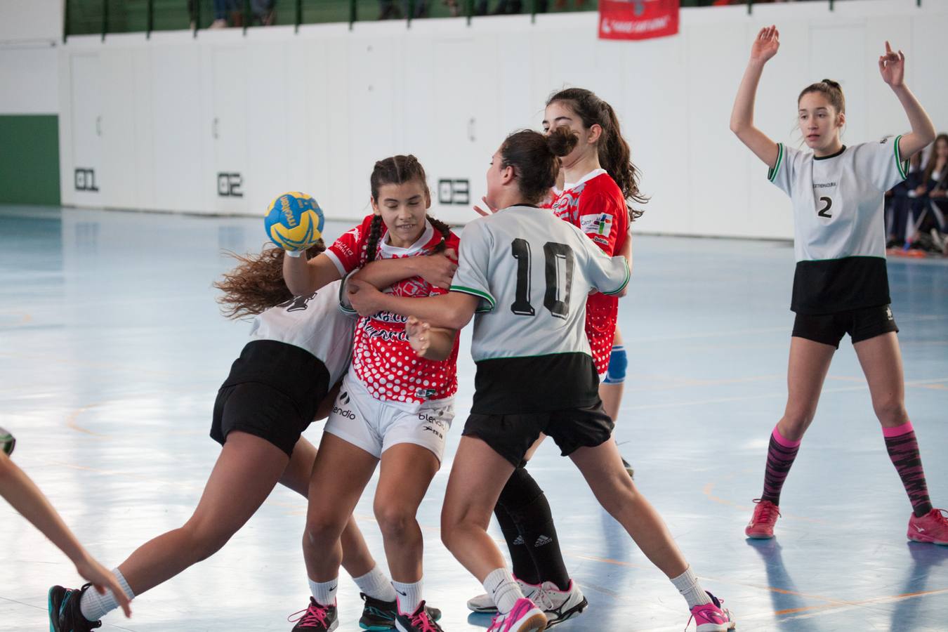 Las jugadoras infantiles de Cantabria jugando ante Extremadura.