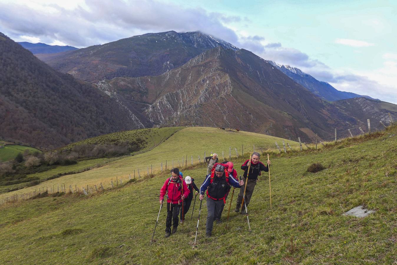 Unos senderistas atraviesan uno de los invernales durante la ruta hasta Caorra. 