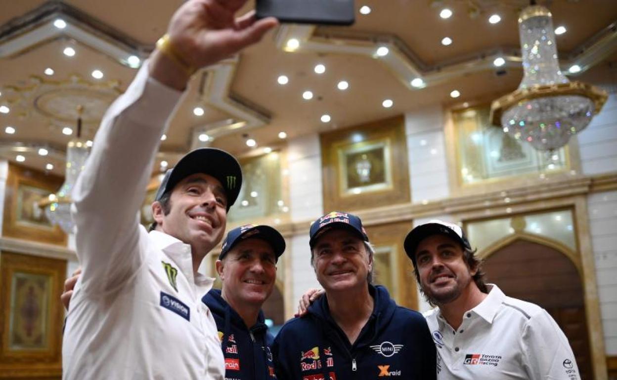 Nani Roma se hace un selfie en compañía de Stepháne Peterhansel, Carlos Sainz y Fernando Alonso. 