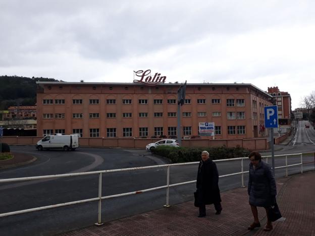 La fábrica de Conservas Lolín está enclavada en la trama urbana de Castro Urdiales. 