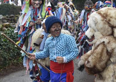 Imagen secundaria 1 - Los jóvenes abren camino a la Vijanera