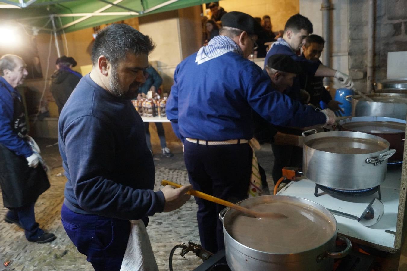 Preparando el chocolate para los Reyes en Castro.