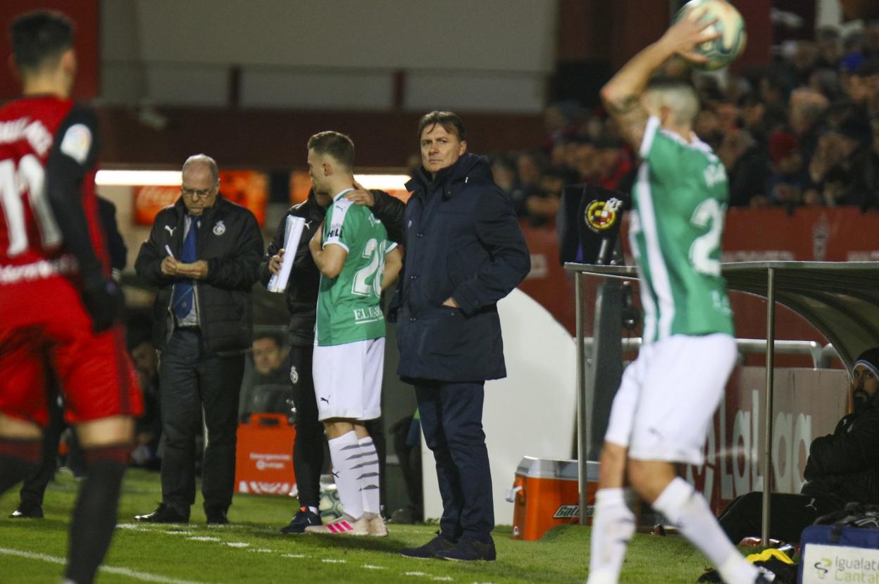 Cristóbal siguió el partido de pie en todo momento y se mantuvo frío, pese a la tensión del resultado. :: lof