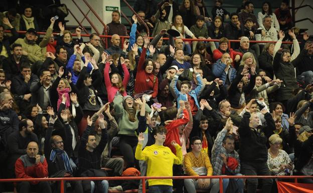 Imagen principal - España se lleva el triunfo final en el Torneo Internacional de Torrelavega tras derrotar a Rusia