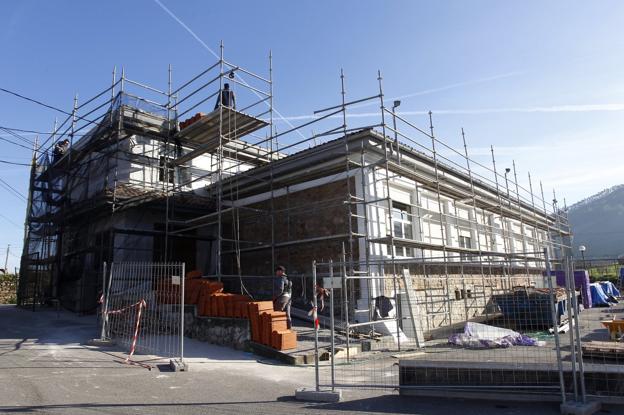 Obras de reparación en el Centro Cívico Lasaga Larreta, antiguas escuelas públicas de Viérnoles.