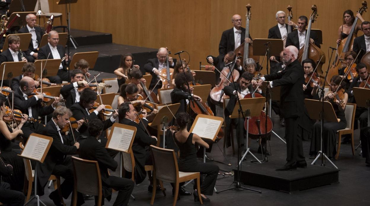 La orquesta, en una imagen de 2013, dirigida por Jesús López Cobos, en la clausura del Festival Internacional de Santander ese año. 