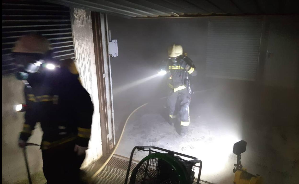 Extinguido un incendio en un garaje subterráneo de San Miguel de Meruelo