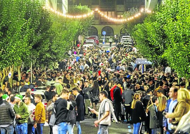 Vista de la calle Gándara, a reventar de gente con ganas de fiesta durante la tarde del pasado día de Nochebuena. 