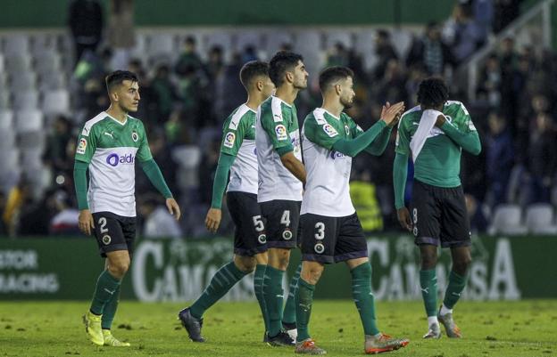 Los jugadores del Racing se retiran al vestuario, cabizbajos, tras el partido en los Campos de Sport ante el Fuenlabrada, que terminó con un empate a dos goles..