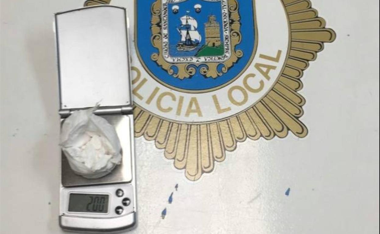 La bolsa con pepitas de cocaína incautada, sobre una balanza.