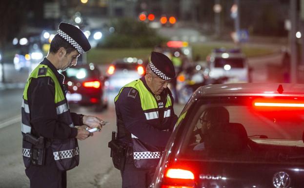 La Policía de Santander hace 'soplar' cada día a catorce conductores y el 11% da positivo