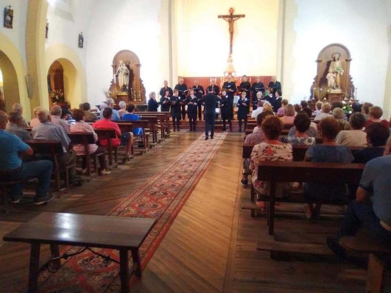 El interior de la iglesia de Nuestra Señora del Pilar, en Valle de Villaverde. :: j. i. aguirre