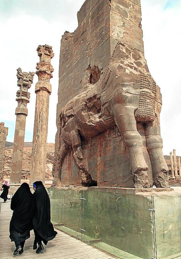 Persépolis: La imponente antigua ciudad ceremonial de la dinastía aqueménida conserva restos de varios palacios levantados sobre una gran terraza erigida con grandes bloques de piedra unidos entre sí sin cemento. Los bajorrelieves ensalzan la gloria del primer imperio persa.