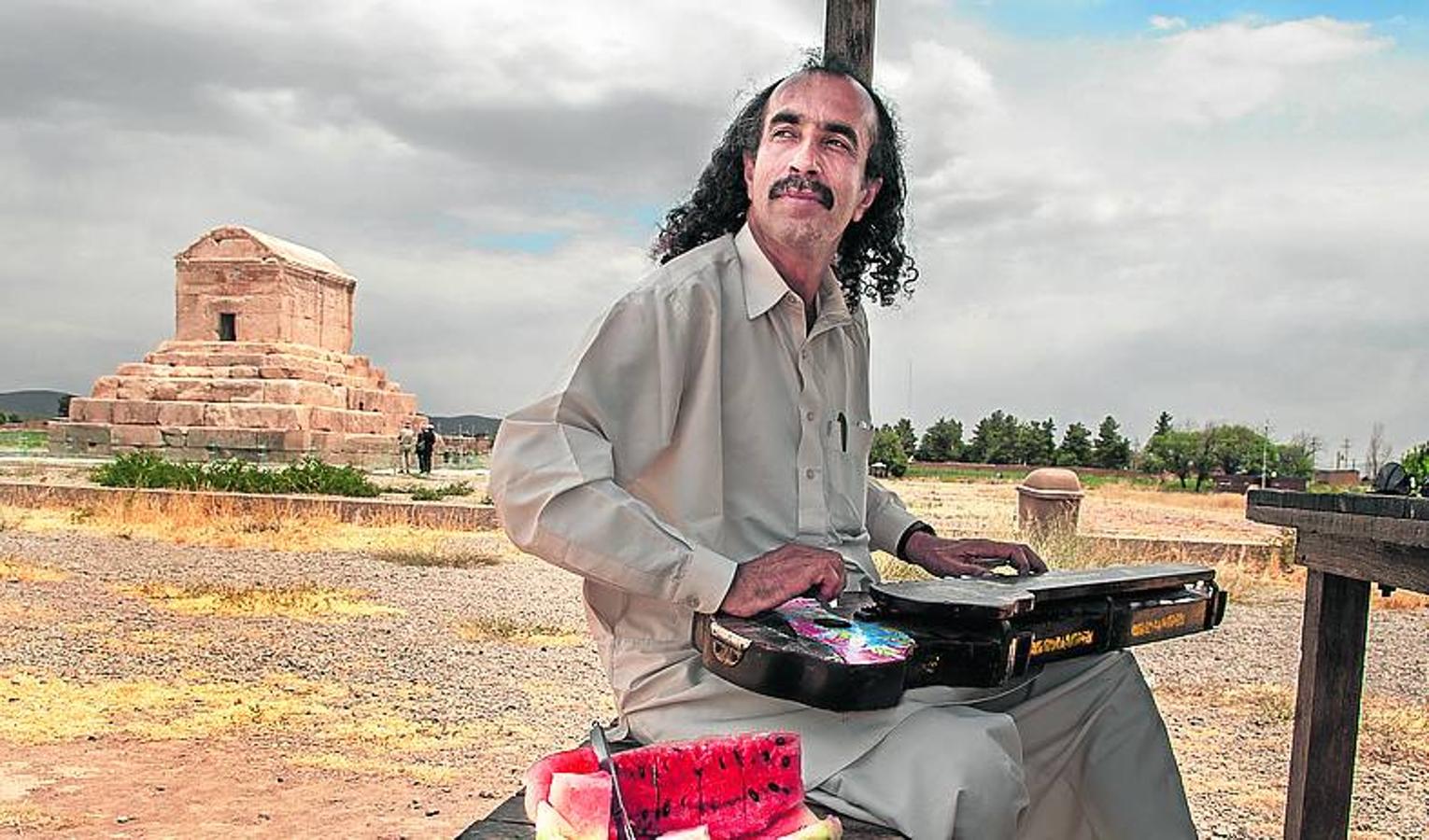 Tumba de Ciro, en Pasargada: Un músico baluchistaní toca el benjú junto a la sepultura del emperador que fundó el primer imperio persa bajo la dinastía aqueménida. Data del 528 antes de Cristo.