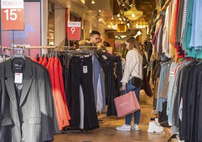 Imagen secundaria 1 - Las rebajas arrancan con más cambios que compras