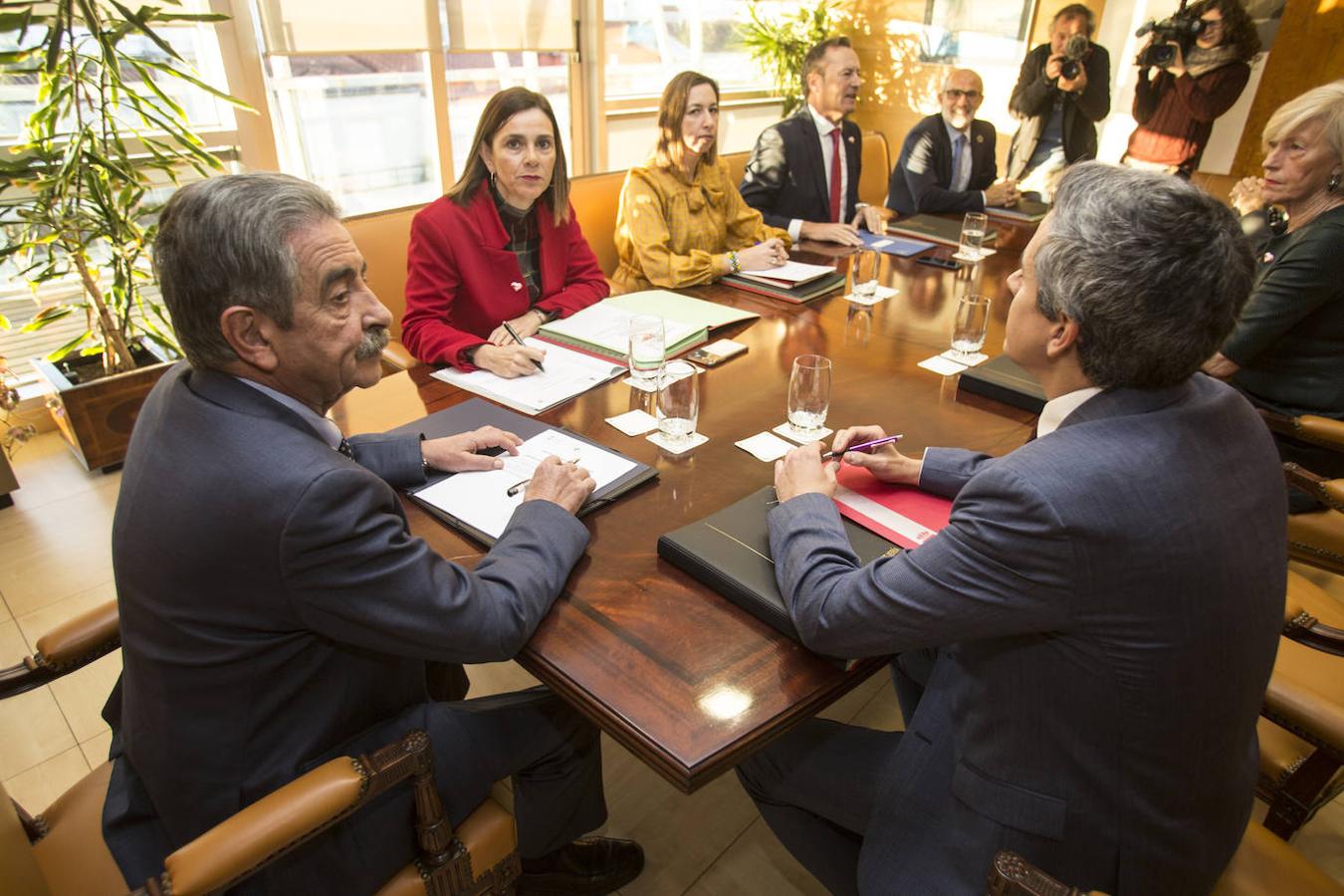 La frialdad presidió la reunión del Consejo de Gobierno, el primer encuentro cara a cara entre Revilla y Zuloaga desde el 'no' de Mazón a la investidura de Pedro Sánchez y la amenaza, no ejecutada, del PSOE de Cantabria de abandonar el Ejecutivo regional.