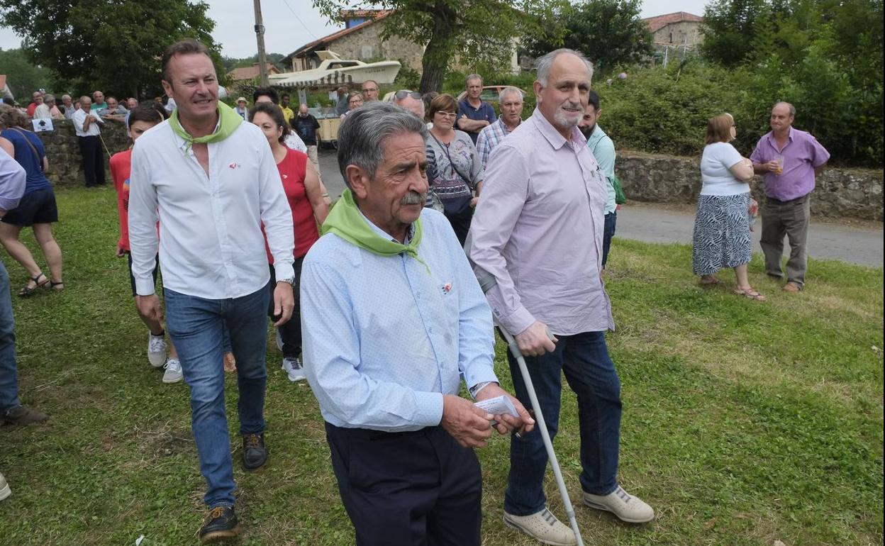 Guillermo Blanco (izquierda), en la fiesta del PRC del pasado verano.