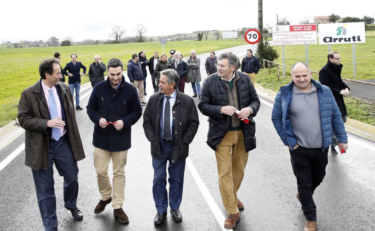 Revilla, en el centro, durante la inauguración de una carretera en Suesa