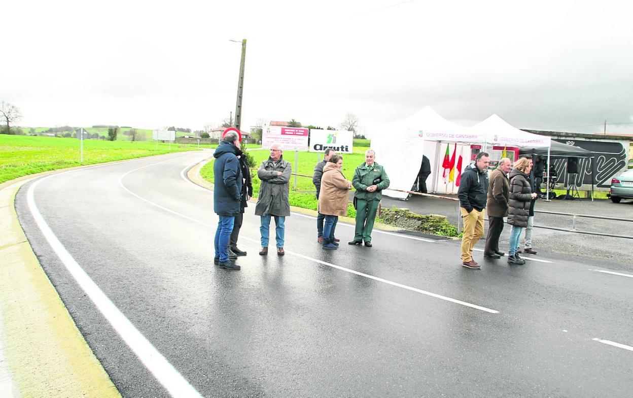 Vecinos y autoridades, ayer, antes de la inauguración de la carretera.