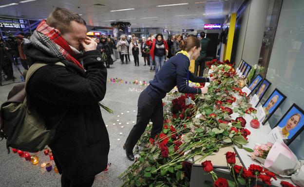 Imagen principal - Homenaje a las víctimas del avión derribado por un misil iraní que causó la muerte de 176 personas.