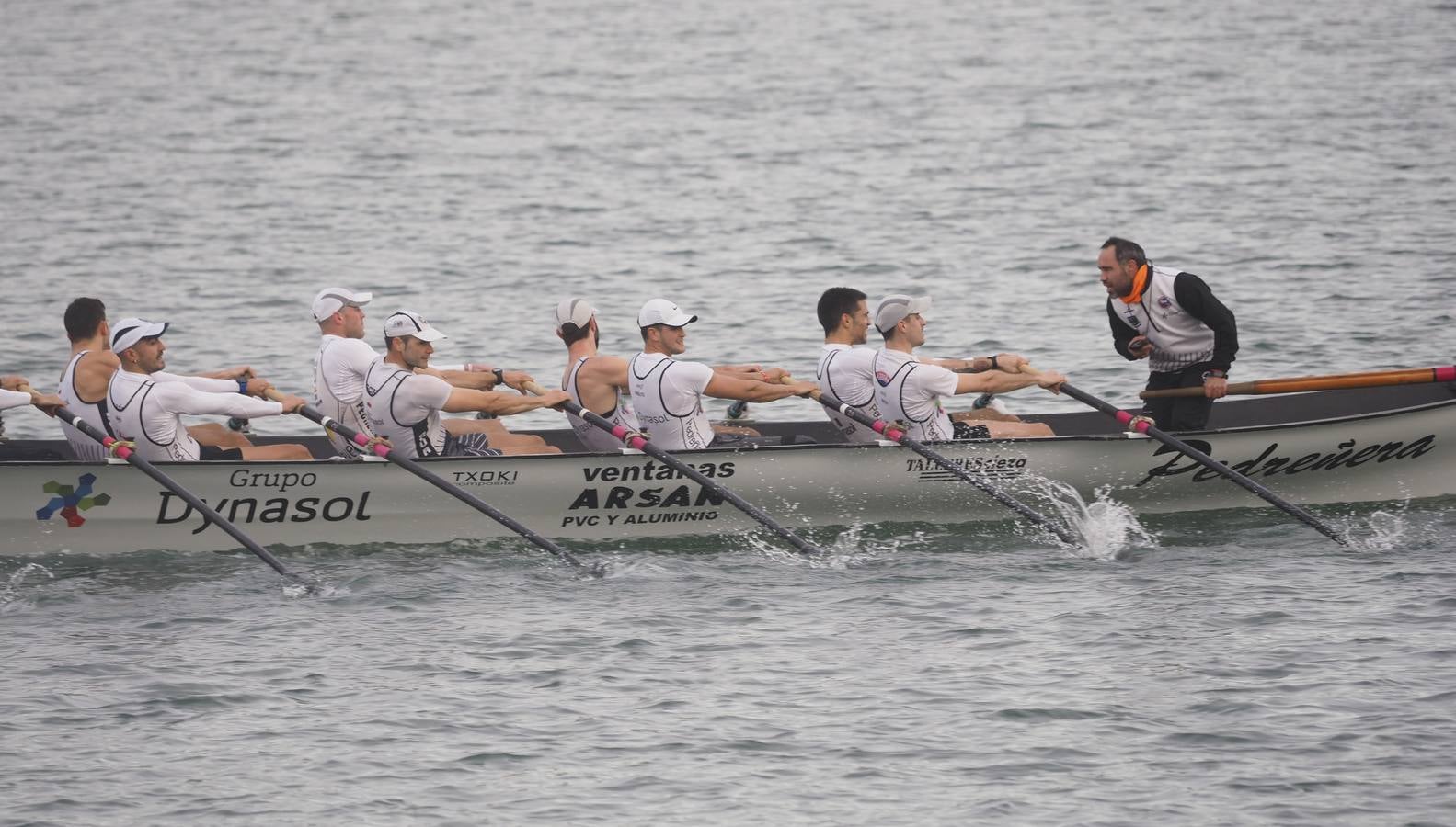 Pedreña celebró este sábado su primera fiesta. Cierto que sin demasiada participación por lo madrugador del calendario y otros imponderables, pero el caso es que 'La Pedreñera', esa trainera con la que sueñan con regresar a la ACT a medio plazo –para eso ha llegado Joseba Fernández– sumó su primera bandera del año