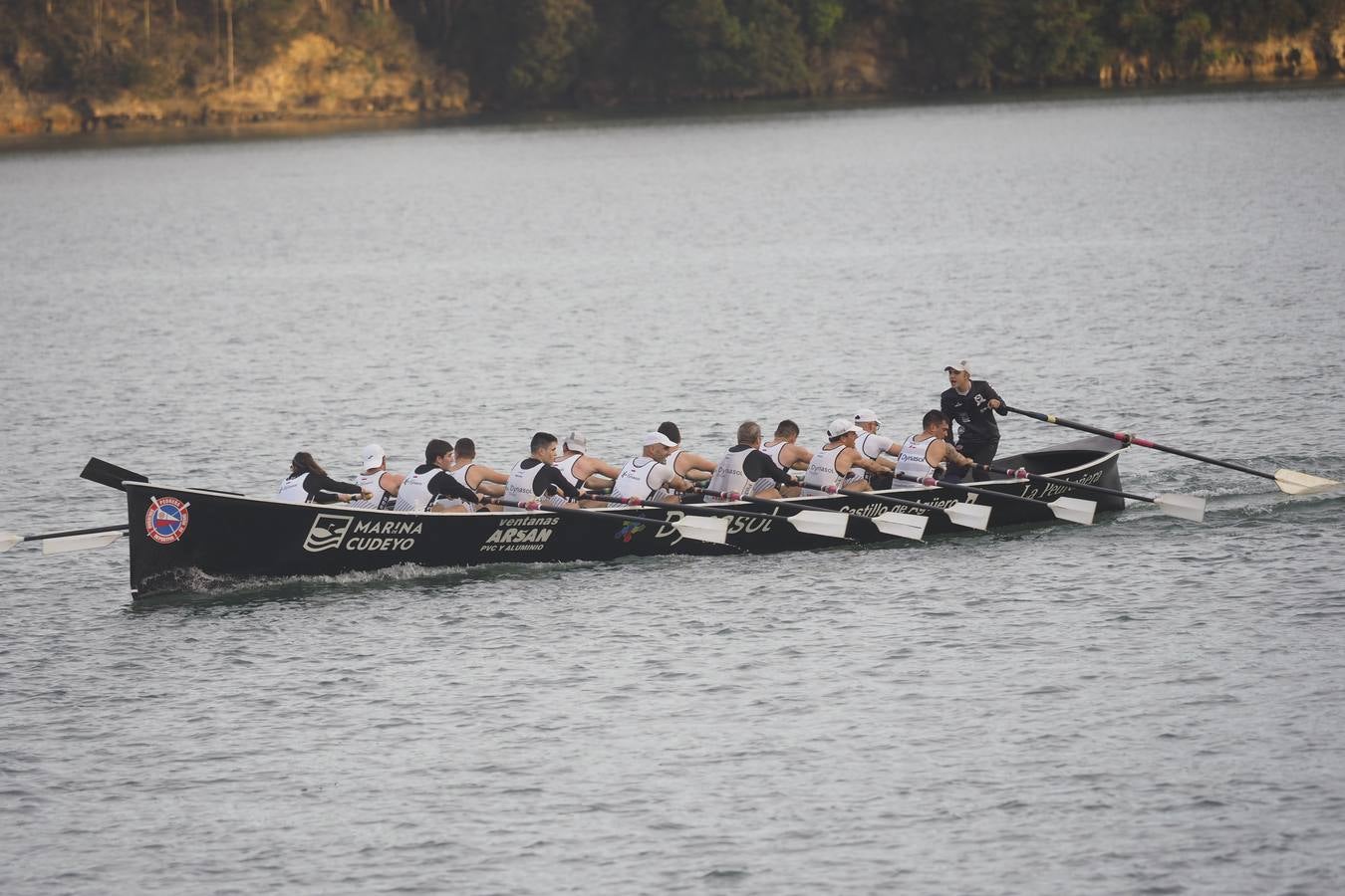 Pedreña celebró este sábado su primera fiesta. Cierto que sin demasiada participación por lo madrugador del calendario y otros imponderables, pero el caso es que 'La Pedreñera', esa trainera con la que sueñan con regresar a la ACT a medio plazo –para eso ha llegado Joseba Fernández– sumó su primera bandera del año