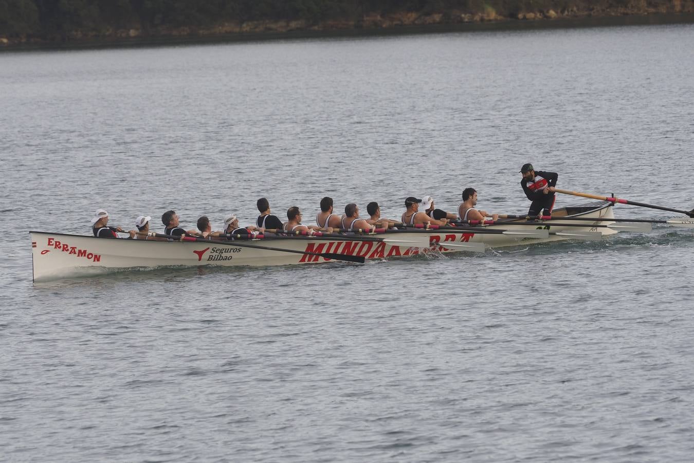 Pedreña celebró este sábado su primera fiesta. Cierto que sin demasiada participación por lo madrugador del calendario y otros imponderables, pero el caso es que 'La Pedreñera', esa trainera con la que sueñan con regresar a la ACT a medio plazo –para eso ha llegado Joseba Fernández– sumó su primera bandera del año