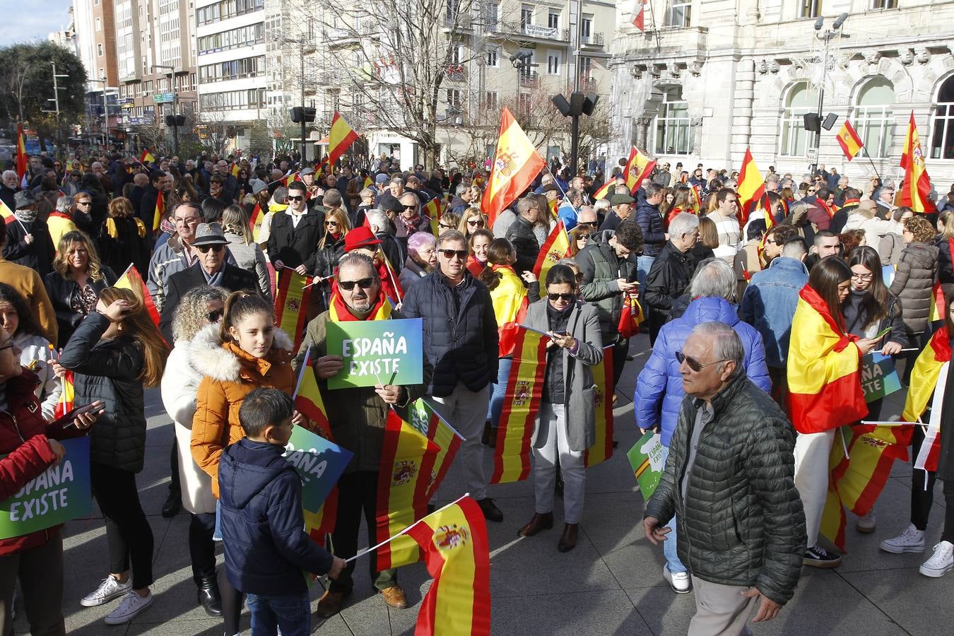 Entre los asistentes, los cargos institucionales de Vox en la región, como el diputado nacional Emilio del Valle y el parlamentario Cristobal Palacio. Muchas banderas de España y la lectura de un comunicado han centrado el acto