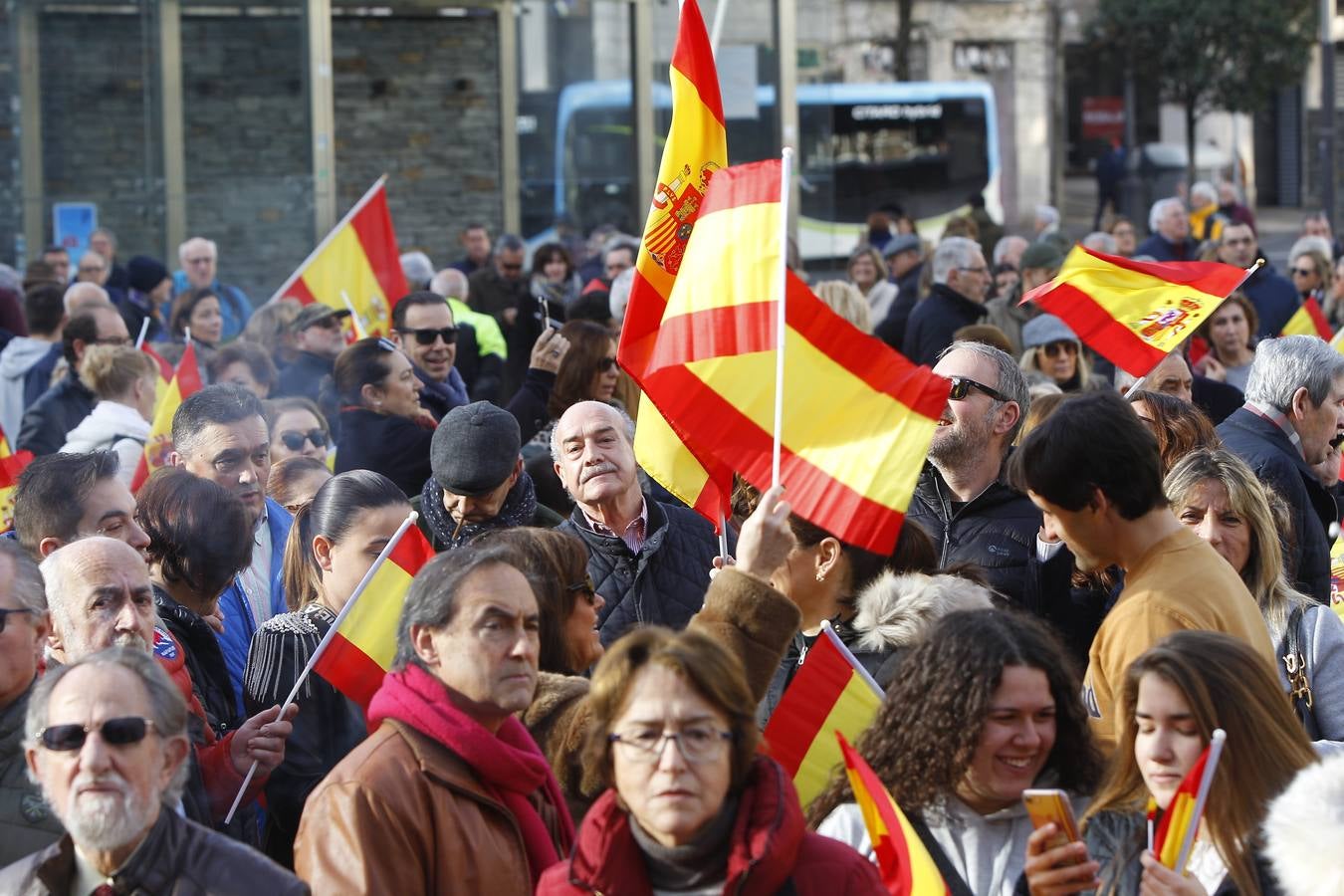 Entre los asistentes, los cargos institucionales de Vox en la región, como el diputado nacional Emilio del Valle y el parlamentario Cristobal Palacio. Muchas banderas de España y la lectura de un comunicado han centrado el acto