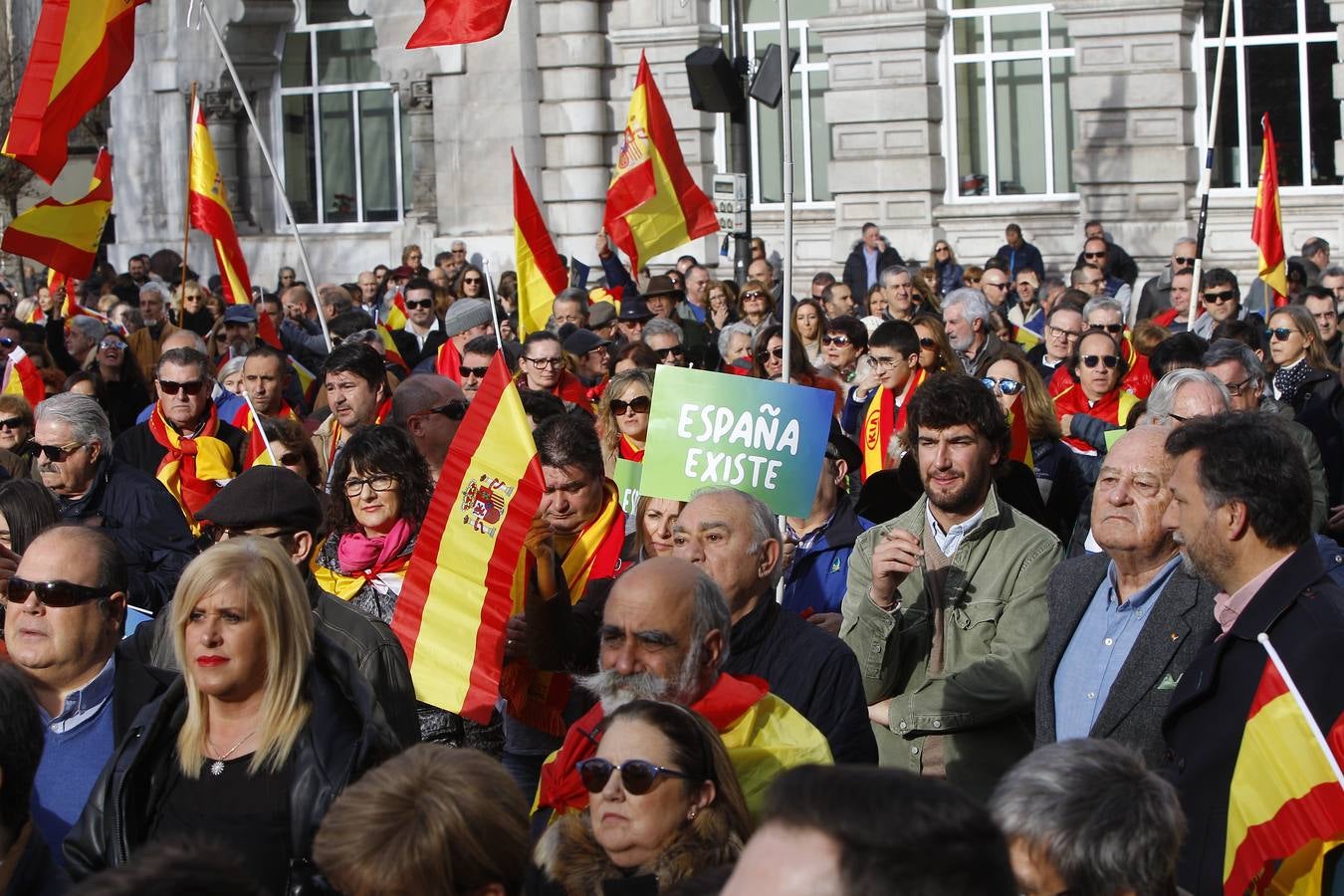 Entre los asistentes, los cargos institucionales de Vox en la región, como el diputado nacional Emilio del Valle y el parlamentario Cristobal Palacio. Muchas banderas de España y la lectura de un comunicado han centrado el acto