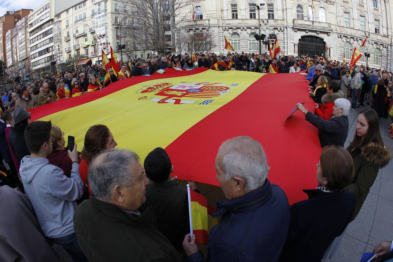 Entre los asistentes, los cargos institucionales de Vox en la región, como el diputado nacional Emilio del Valle y el parlamentario Cristobal Palacio. Muchas banderas de España y la lectura de un comunicado han centrado el acto