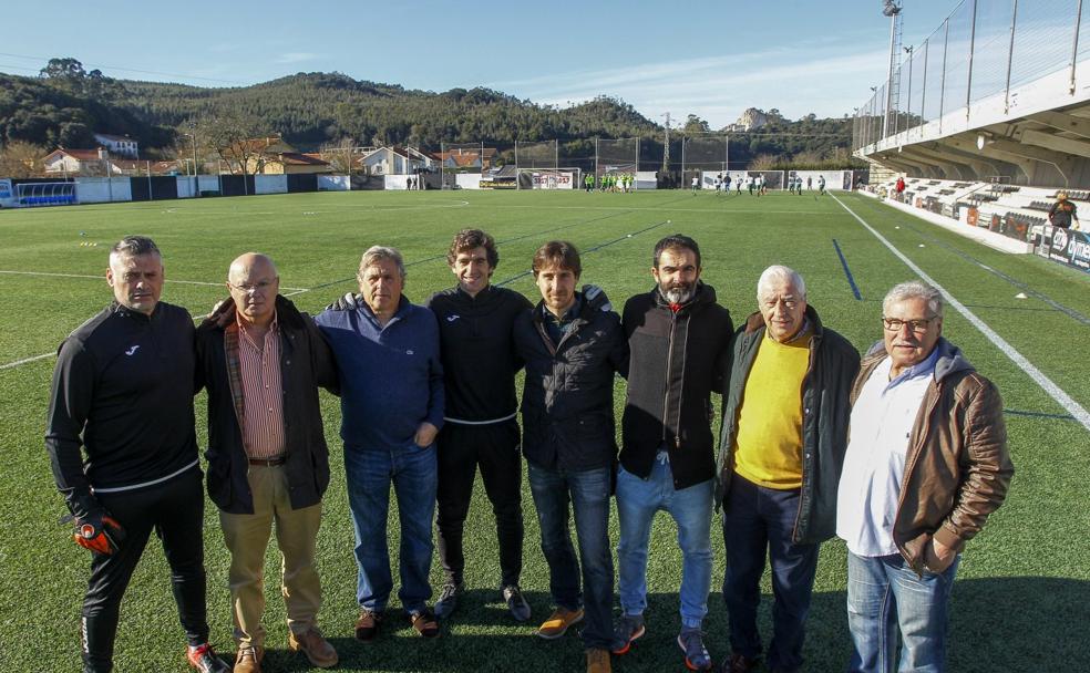 Javi Toca, Michel, Tomás Merino, Vichi, Sito, Lipe, Escagedo y Paco Díaz sobre el césped del Eusebio Arce. Todos han militado en el Escobedo en diferentes épocas. 