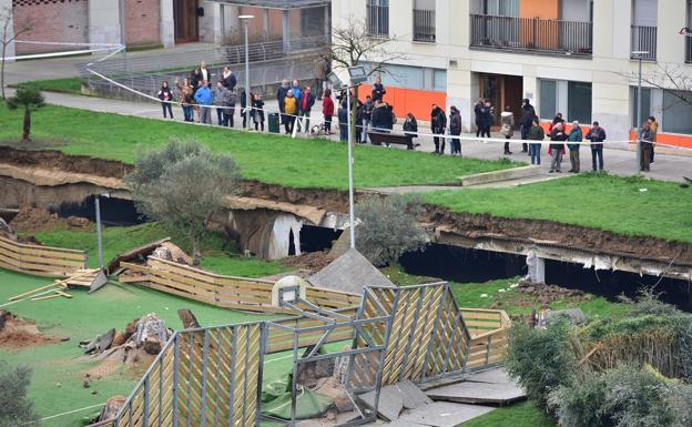 Los bomberos apuntalan un área del garaje hundido y suspenden el rescate de vehículos 