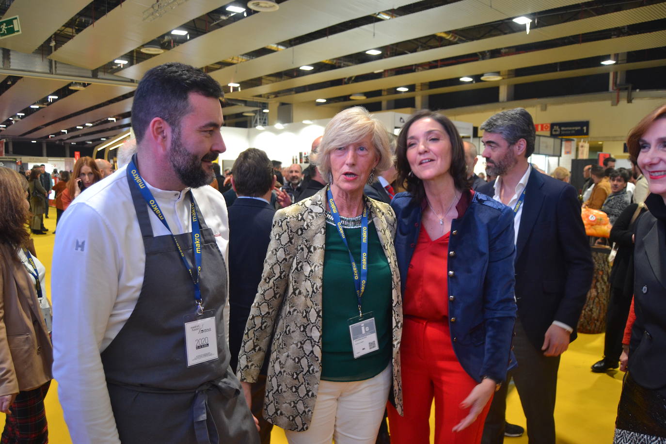 Toni González y Marina Lombó junto con la ministra Reyes Maroto. 