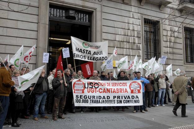 Foto de archivo de una concentración de trabajadores reclamando un convenio colectivo.